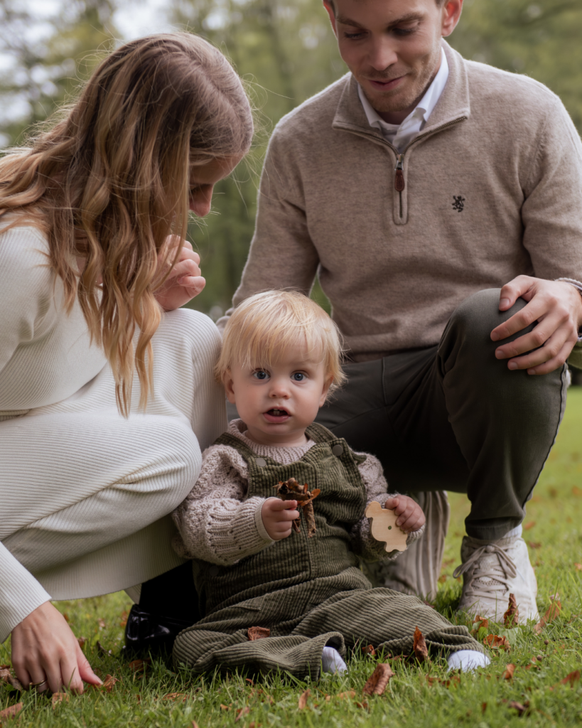 Familie leger i græsset