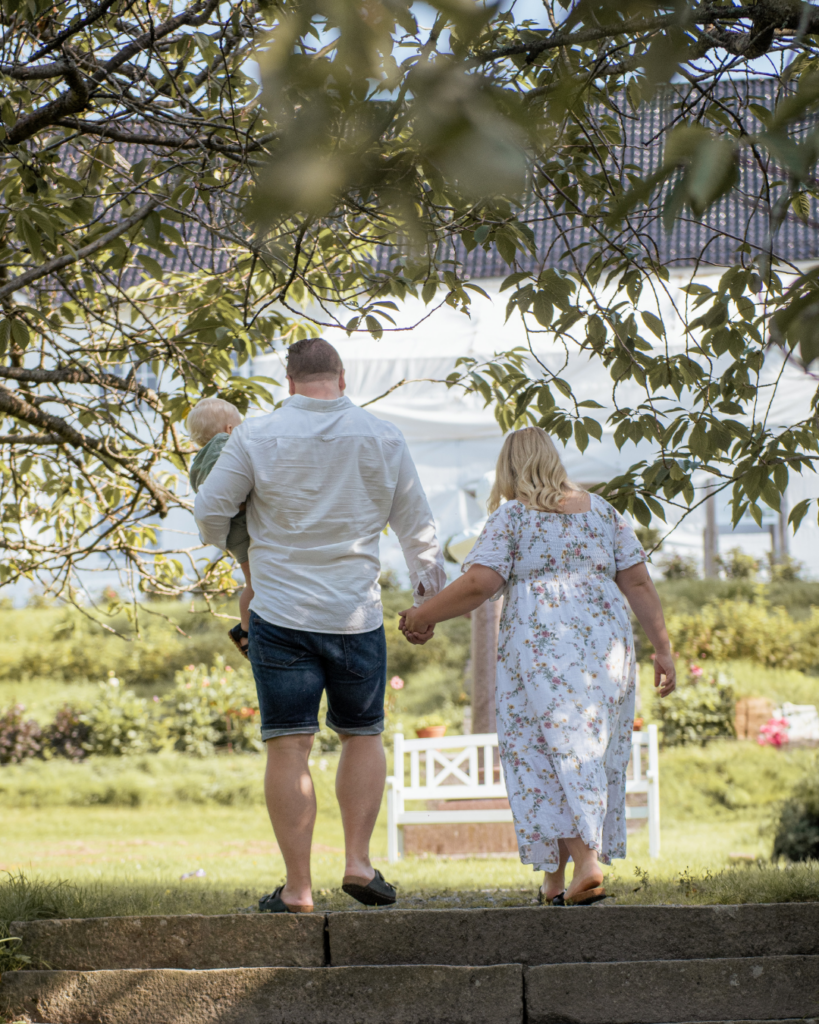 Mor og far går i parken og holder i hånd